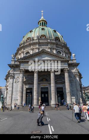 KOPENHAGEN: Die historische Marmorkirche (Dänisch: Marmorkirken) in der Nähe des Königspalastes, Amalienborg, gesehen am 4. Juni 2023. Die Kirche wurde während der Zeit erbaut Stockfoto