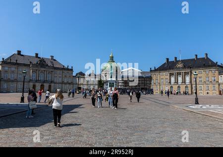 KOPENHAGEN: Der Königspalast Amalienborg mit der Reiterstatue von König Frederik V (1771) von Jacques-Francois-Joseph Saly in Amalienbo Stockfoto