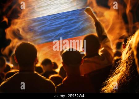 Bürgerkrieg in Russland Nachrichten. PMK Wagner gegen die russische Armee. Prigozhin gegen Putin. Flag. Demonstranten auf der Straße. Feuer und Flamme. Waffen Stockfoto