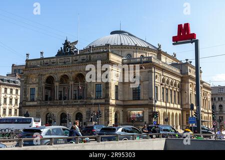 KOPENHAGEN: Das Königliche Theater ab 1748 Uhr am Königsplatz (Dänisch: Kongens Nytorv“) neben Nyhavn, gesehen am 4. Juni 2023 in Kopenhagen, Dänemark. Stockfoto