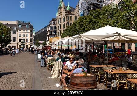 KOPENHAGEN: Open-Air-Restaurants am Højbro-Platz neben dem Parlament und den Fußgängerzonen, die am 4. Juni 2023 in Kopenhagen, Dänemark, zu sehen waren. Stockfoto