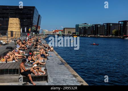 KOPENHAGEN: Freizeitaktivitäten am Kai im modernen Anbau der Königlichen Bibliothek, dem Black Diamond, gesehen am 4. Juni 2023 in Kopenhagen, Dänemark. Stockfoto