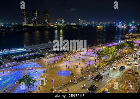 Helle Lichter: Nachtleben und Verkehr am Saigon River im Distrikt 1 von Ho Chi Minh Stadt, Vietnam. Stockfoto