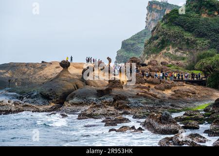 Yehliu Geopark, Taiwan - 14. März 2023. Touristen klettern über Felsformationen im Yehliu Geopark Stockfoto