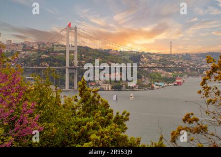 Luftaufnahme von Istanbul bei Sonnenaufgang vom Fethi Pasha Grove mit Blick auf den Bosporus, mit Bosporus Brücke, oder Bogazici Koprusu, das Europa und Asien, Istanbul, die Türkei verbindet Stockfoto