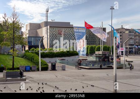 Istanbul, Türkei - 13. Mai 2023: Taksim-Platz oder Taksim Meydani einen Tag vor den Präsidentschaftswahlen 2023, mit Bannern zur Unterstützung der Kandidaten und Atatürk-Kulturzentrum im Hintergrund Stockfoto