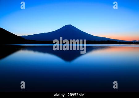 Morgengrauen am Fuji Stockfoto