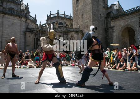 24. Juni 2023: Lugo, Galicien, Spanien. Mitglieder von Verbänden führten während des Arde Lucus, einem Festival für internationale touristische Interessen, eine Kampfdemonstration römischer Gladiatoren durch. (Kreditbild: © Cristian Leyva/ZUMA Press Wire) NUR ZUR REDAKTIONELLEN VERWENDUNG! Nicht für den kommerziellen GEBRAUCH! Stockfoto