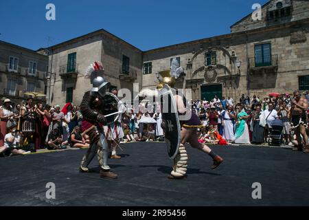 24. Juni 2023: Lugo, Galicien, Spanien. Mitglieder von Verbänden führten während des Arde Lucus, einem Festival für internationale touristische Interessen, eine Kampfdemonstration römischer Gladiatoren durch. (Kreditbild: © Cristian Leyva/ZUMA Press Wire) NUR ZUR REDAKTIONELLEN VERWENDUNG! Nicht für den kommerziellen GEBRAUCH! Stockfoto