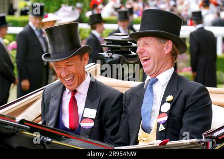 Frankie Dettori und Jamie Snowden kommen mit der Kutsche für den 5. Tag des Royal Ascot auf der Rennbahn Ascot in Berkshire an. Foto: Samstag, 24. Juni 2023. Stockfoto