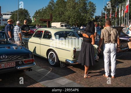 Kaiserslautern, Deutschland. 24. Juni 2023. Oldtimer-Besitzer warten auf den Start der Rallye-Veranstaltung. Die 15. Kaiserslautern Classics kombiniert eine Oldtimer-Ausstellung mit der ehemaligen ADAC Trifels Historic Rallye (jetzt unter dem neuen Namen „ADAC Trifels Oldtimerwanderung“) und einem Vespa-Meeting. Die Veranstaltung beginnt am Samstag um 8:30 UHR und wird den ganzen Tag über an verschiedenen öffentlichen Orten in der Innenstadt fortgesetzt, begleitet von Livebands. Kredit: Gustav Zygmund/Alamy News Stockfoto