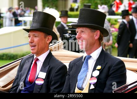 Frankie Dettori und Jamie Snowden kommen mit der Kutsche für den 5. Tag des Royal Ascot auf der Rennbahn Ascot in Berkshire an. Foto: Samstag, 24. Juni 2023. Stockfoto
