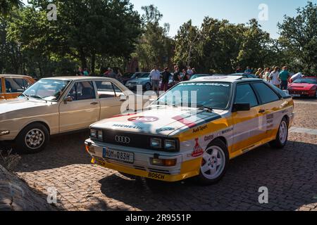 Kaiserslautern, Deutschland. 24. Juni 2023. 1982 Audi Quattro am Willi-Brandt-Platz vor Beginn der Rallye-Veranstaltung. Die 15. Kaiserslautern Classics kombiniert eine Oldtimer-Ausstellung mit der ehemaligen ADAC Trifels Historic Rallye (jetzt unter dem neuen Namen „ADAC Trifels Oldtimerwanderung“) und einem Vespa-Meeting. Die Veranstaltung beginnt am Samstag um 8:30 UHR und wird den ganzen Tag über an verschiedenen öffentlichen Orten in der Innenstadt fortgesetzt, begleitet von Livebands. Kredit: Gustav Zygmund/Alamy News Stockfoto