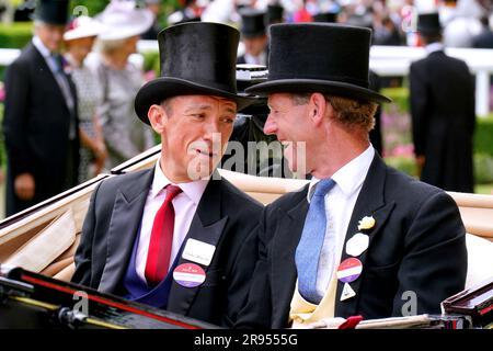 Frankie Dettori und Jamie Snowden kommen mit der Kutsche für den 5. Tag des Royal Ascot auf der Rennbahn Ascot in Berkshire an. Foto: Samstag, 24. Juni 2023. Stockfoto