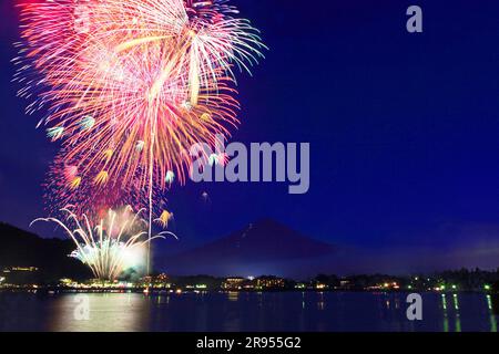 Feuerwerk am Kawaguchi-See Stockfoto