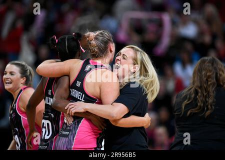 Sydney, Australien. 24. Juni 2023: Ken Rosewall Arena, Sydney, NSW, Australien: Suncorp Super Netball, New South Wales Swifts versus Adelaide Thunderbirds; Tracey Neville Assistenztrainer Tania Obst und Eleanor Cardwell von den Adelaide Thunderbirds feiern nach dem Spiel, bei dem die Thunderbirds in der Verlängerung gewinnen Guthaben: Action Plus Sportbilder/Alamy Live News Stockfoto