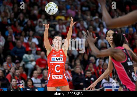 Sydney, Australien. 24. Juni 2023: Ken Rosewall Arena, Sydney, NSW, Australien: Suncorp Super Netball, New South Wales Swifts versus Adelaide Thunderbirds; Maddy Stolz auf die NSW Swifts gewinnt den Ball Credit: Action Plus Sports Images/Alamy Live News Stockfoto