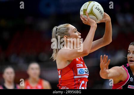 Sydney, Australien. 24. Juni 2023: Ken Rosewall Arena, Sydney, NSW, Australien: Suncorp Super Netball, New South Wales Swifts versus Adelaide Thunderbirds; Helen Housby von den NSW Swifts spielt den Ball ab. Credit: Action Plus Sports Images/Alamy Live News Stockfoto