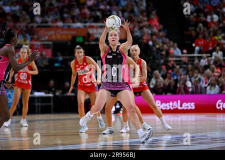 Sydney, Australien. 24. Juni 2023: Ken Rosewall Arena, Sydney, NSW, Australien: Suncorp Super Netball, New South Wales Swifts versus Adelaide Thunderbirds; Hannah Petty von den Adelaide Thunderbirds fängt den Ball mitten auf dem Platz. Credit: Action Plus Sports Images/Alamy Live News Stockfoto