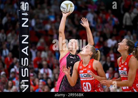 Sydney, Australien. 24. Juni 2023: Ken Rosewall Arena, Sydney, NSW, Australien: Suncorp Super Netball, New South Wales Swifts versus Adelaide Thunderbirds; Eleanor Cardwell von den Adelaide Thunderbirds schießt Torkredit: Action Plus Sports Images/Alamy Live News Stockfoto