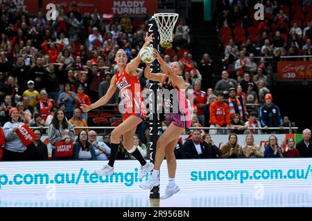 Sydney, Australien. 24. Juni 2023: Ken Rosewall Arena, Sydney, NSW, Australien: Suncorp Super Netball, New South Wales Swifts gegen Adelaide Thunderbirds; Teigan O'Shannassy von den NSW Swifts und Lucy Austin von den Adelaide Thunderbirds treten um den Ball an. Credit: Action Plus Sports Images/Alamy Live News Stockfoto
