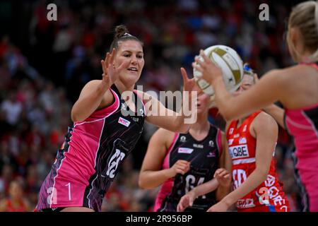 Sydney, Australien. 24. Juni 2023: Ken Rosewall Arena, Sydney, NSW, Australien: Suncorp Super Netball, New South Wales Swifts versus Adelaide Thunderbirds; Lucy Austin von den Adelaide Thunderbirds bereitet sich auf einen Pass vor. Credit: Action Plus Sports Images/Alamy Live News Stockfoto