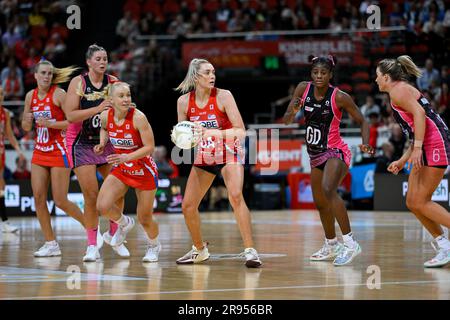 Sydney, Australien. 24. Juni 2023: Ken Rosewall Arena, Sydney, NSW, Australien: Suncorp Super Netball, New South Wales Swifts versus Adelaide Thunderbirds; Helen Housby von den NSW Swifts spielt den Ball ab. Credit: Action Plus Sports Images/Alamy Live News Stockfoto