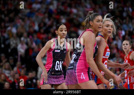 Sydney, Australien. 24. Juni 2023: Ken Rosewall Arena, Sydney, NSW, Australien: Suncorp Super Netball, New South Wales Swifts versus Adelaide Thunderbirds; Shamera Sterling von den Adelaide Thunderbirds Uhren spielen Credit: Action Plus Sports Images/Alamy Live News Stockfoto