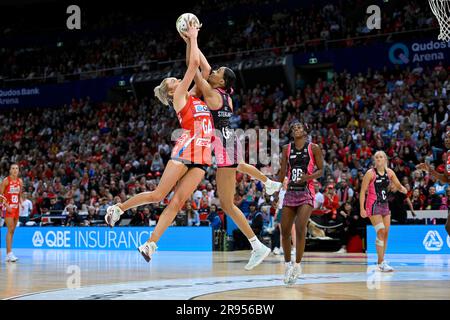 Sydney, Australien. 24. Juni 2023: Ken Rosewall Arena, Sydney, NSW, Australien: Suncorp Super Netball, New South Wales Swifts gegen Adelaide Thunderbirds; Helen Housby von den NSW Swifts und Shamera Sterling von den Adelaide Thunderbirds kämpfen um den High Ball Credit: Action Plus Sports Images/Alamy Live News Stockfoto