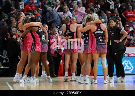 Sydney, Australien. 24. Juni 2023: Ken Rosewall Arena, Sydney, NSW, Australien: Suncorp Super Netball, New South Wales Swifts gegen Adelaide Thunderbirds; die Thunderbirds feiern nach dem Sieg über die Swifts und begeben sich zum Grand Final Credit: Action Plus Sports Images/Alamy Live News Stockfoto