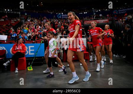 Sydney, Australien. 24. Juni 2023: Ken Rosewall Arena, Sydney, NSW, Australien: Suncorp Super Netball, New South Wales Swifts gegen Adelaide Thunderbirds; Maddy Proud und Paige Hadley von den NSW Swifts führen ihr Team auf den Court Credit: Action Plus Sports Images/Alamy Live News Stockfoto