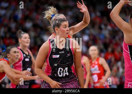 Sydney, Australien. 24. Juni 2023: Ken Rosewall Arena, Sydney, NSW, Australien: Suncorp Super Netball, New South Wales Swifts versus Adelaide Thunderbirds; Eleanor Cardwell von den Adelaide Thunderbirds wartet auf den Ball Credit: Action Plus Sports Images/Alamy Live News Stockfoto
