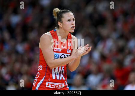 Sydney, Australien. 24. Juni 2023: Ken Rosewall Arena, Sydney, NSW, Australien: Suncorp Super Netball, New South Wales Swifts gegen Adelaide Thunderbirds; Paige Hadley von den NSW Swifts fördert ihr Team Credit: Action Plus Sports Images/Alamy Live News Stockfoto