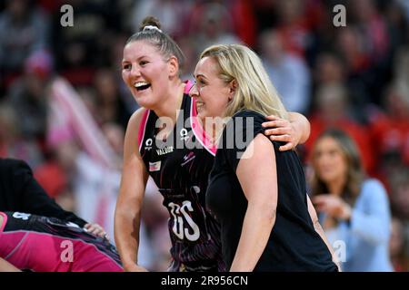 Sydney, Australien. 24. Juni 2023: Ken Rosewall Arena, Sydney, NSW, Australien: Suncorp Super Netball, New South Wales Swifts gegen Adelaide Thunderbirds; Tracey Neville Assistenztrainer Tania Obst und Lucy Austin von den Adelaide Thunderbirds nach dem Spiel, in dem die Thunderbirds in der Verlängerung gewinnen. Credit: Action Plus Sports Images/Alamy Live News Stockfoto
