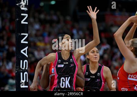 Sydney, Australien. 24. Juni 2023: Ken Rosewall Arena, Sydney, NSW, Australien: Suncorp Super Netball, New South BlkWales Swifts versus Adelaide Thunderbirds; Shamera Sterling von den Adelaide Thunderbirds versucht, Credit: Action Plus Sports Images/Alamy Live News zu blockieren Stockfoto