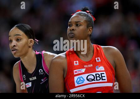 Sydney, Australien. 24. Juni 2023: Ken Rosewall Arena, Sydney, NSW, Australien: Suncorp Super Netball, New South Wales Swifts versus Adelaide Thunderbirds; Shamera Sterling von den Adelaide Thunderbirds und Romelda Aiken-George von den NSW Swifts Credit: Action Plus Sports Images/Alamy Live News Stockfoto