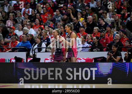 Sydney, Australien. 24. Juni 2023: Ken Rosewall Arena, Sydney, NSW, Australien: Suncorp Super Netball, New South Wales Swifts gegen Adelaide Thunderbirds; Elle McDonald von den Adelaide Thunderbirds jubelt ihr Team an, während sie die Führung übernehmen. Kredit: Action Plus Sports Images/Alamy Live News Stockfoto