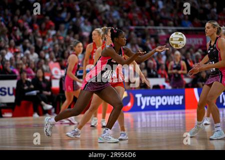 Sydney, Australien. 24. Juni 2023: Ken Rosewall Arena, Sydney, NSW, Australien: Suncorp Super Netball, New South Wales Swifts versus Adelaide Thunderbirds; Latanya Wilson von den Adelaide Thunderbirds gewinnt den Ball Credit: Action Plus Sports Images/Alamy Live News Stockfoto