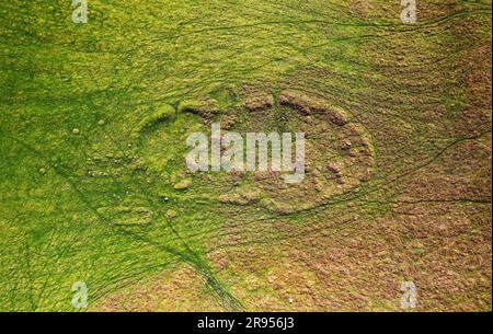 Cockburn Law Siedlung an der östlichen Flanke von Cockburn Law, Grenzregion, Schottland. Antike Stätte aus mehreren Epochen mit Gehege und Hüttenkreisen. Antenne Stockfoto