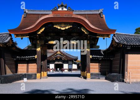 Schloss Nijo, Karamon-Tor und große Halle von Ninomaru Stockfoto