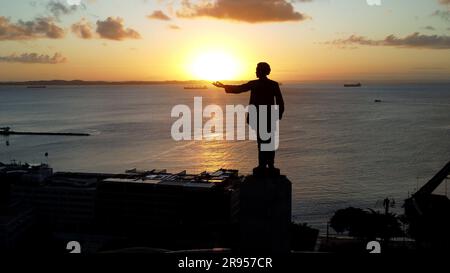 salvador, bahia, brasilien – 23. juni 2023: Blick auf die Statue des Dichters Castro Alves während des Sonnenuntergangs in Baía de Todos os Santos in der Stadt Salva Stockfoto