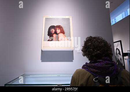 New York, USA. 23. Juni 2023. Ein Besucher sieht ein Porträt von Donna Summer und Barbra Streisand vom Fotografen Francesco Scavulo (1921-2004) aus der Donna Summer Kollektion, ausgestellt in Christie's Auction Company in New York, NY, 23. Juni 2023. Donna Adrian Gaines (1948-2012), beruflich als Donna Summer bekannt, war eine amerikanische Sängerin und Songwriterin, die in den 1970er Jahren wegen ihrer Vielzahl an Hit-Songs oft als „Königin der Disco“ bezeichnet wird. (Foto: Anthony Behar/Sipa USA) Credit: SIPA USA/Alamy Live News Stockfoto