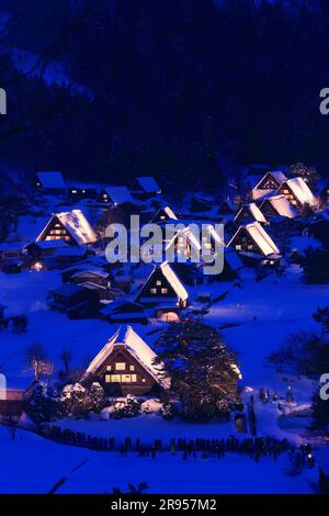 Das Dorf Shirakawa-go leuchtet auf Stockfoto