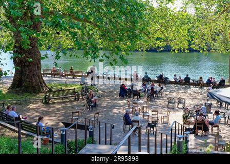 Das Ufer und Flussufer in Richmond an der Themse an einem geschäftigen Sommertag, Greater London England Stockfoto