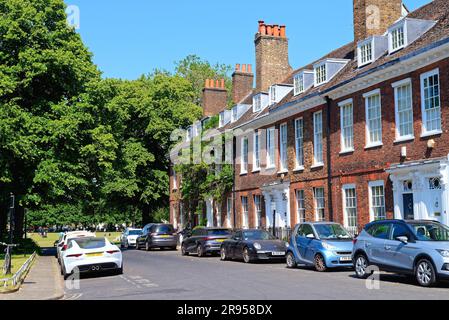 Historische Stadthäuser der Kategorie 2 auf der Old Palace Terrace Richmond an der Themse, Greater London, England Stockfoto