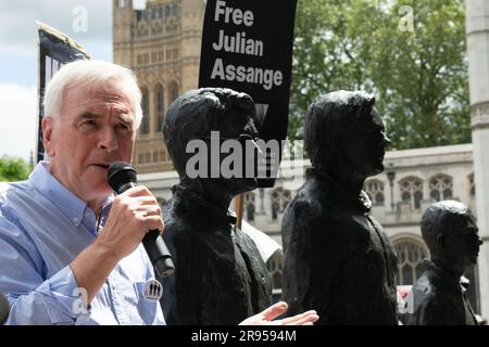 London, Großbritannien. 24. Juni 2023. John McDonnell, Abgeordneter der Labour-Partei, spricht mit Befürwortern des im Gefängnis befindlichen Wikileaks-Gründers Julian Assange auf einer Kundgebung am Parliament Square, bei der er seine Freilassung forderte. Assange kämpft gegen die Auslieferung in die USA, wo ihm Anklagen im Zusammenhang mit der Veröffentlichung von Dokumenten vorgeworfen werden , einschließlich solcher, die US-Militäraktionen im besetzten Afghanistan und Irak enthüllen. Kredit: Ron Fassbender/Alamy Live News Stockfoto