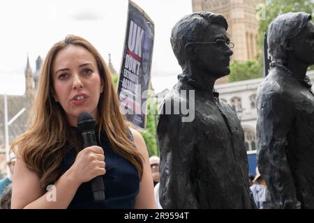 London, Großbritannien. 24. Juni 2023. Unterstützer der im Gefängnis befindlichen Wikileaks-Gründerin Julian Assange Rallye am Parliament Square, die seine Freilassung forderte. Assange kämpft gegen die Auslieferung in die USA, wo ihm Anklagen im Zusammenhang mit der Veröffentlichung von Dokumenten vorgeworfen werden , einschließlich solcher, die US-Militäraktionen im besetzten Afghanistan und Irak enthüllen. Kredit: Ron Fassbender/Alamy Live News Stockfoto