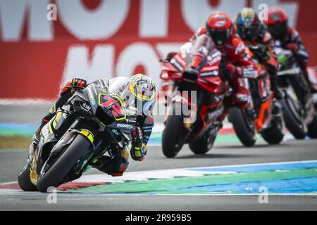 ASSEN – Marco Bezzecchi (ITA) über seinen Ducati, Francesco Bagnale (ITA) über seinen Ducati (LR) in Aktion während des MotoGP-Sprint-Rennens am 24. Juni 2023 auf der TT-Rennstrecke in Assen, Niederlande. ANP VINCENT JANNINK Stockfoto