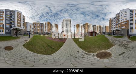 360 Grad Panorama Ansicht von 360 hdri Panorama in der Nähe des Spielplatzes in der Mitte des modernen mehrstöckigen Mehrfamilienwohnkomplexes der Stadtentwicklung in equiprecheckigen Seeleuten
