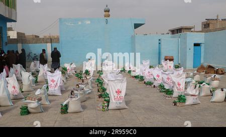 Farah. 22. Juni 2023. Dieses Foto wurde am 22. Juni 2023 aufgenommen und zeigt die von China gespendete Nahrungsmittelhilfe in der Provinz Farah, Afghanistan. Die afghanischen Behörden haben am Donnerstag 213 bedürftige Familien in der westlichen Provinz Farah von China gespendete Hilfe erhalten, der Finanz- und Verwaltungsleiter der Provinz Samihullah Tawakali sagte am Freitag. Kredit: Mashal/Xinhua/Alamy Live News Stockfoto